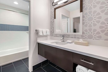 Suite, 1 Queen Bed, Accessible (One Bedroom Mobility Tub)