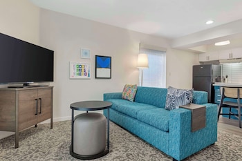 Suite, 1 Queen Bed, Accessible (One Bedroom Mobility Tub)