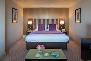 Deluxe Suite, 1 King Bed with Sofa bed (Junior King Suite)