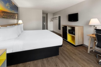 Room, 1 King Bed, Refrigerator & Microwave