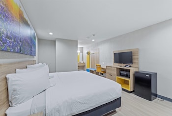 Room, 1 King Bed, Accessible, Non Smoking (Mobility,Hearing,Tub w/Grab Bars)