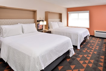 Standard Room, 2 Queen Beds, Pool View