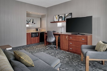 Suite, 1 Bedroom, Courtyard View