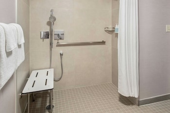 Room, 2 Queen Beds (Mobility/Hearing Access, Roll-In Shwr)