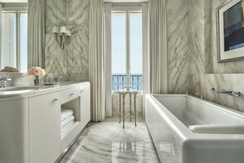 Suite, 1 King Bed (Palace Pinewood)