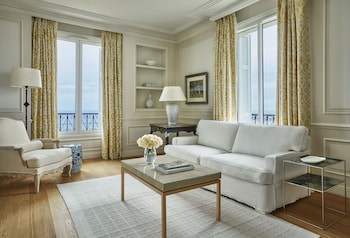 Suite, 1 King Bed, Sea View