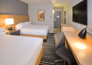 Room, 2 Queen Beds, Pool View