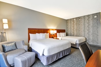Room, 2 Queen Beds, Roll-in Shower