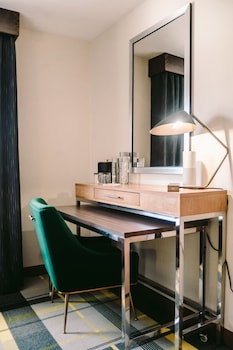Room, 1 Queen Bed (Campus)