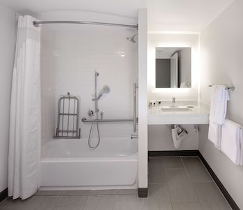 Room, 1 Queen Bed, Accessible, Bathtub (Hearing)