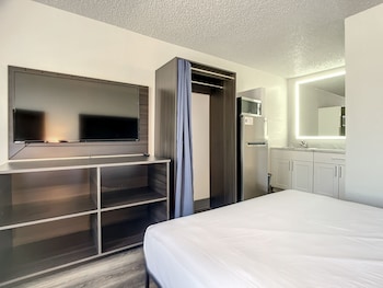Basic Room, 1 King Bed, Non Smoking