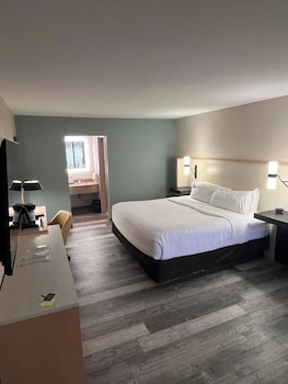 Room, 1 Queen Bed, Accessible (Mobility, Street View)