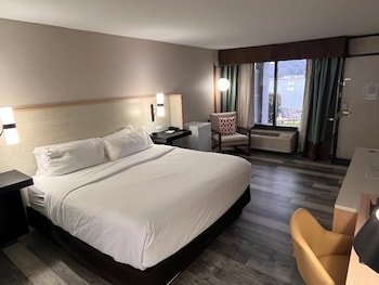 Room, 2 Queen Beds, Non Smoking, Lake View (Mobility Accessible)