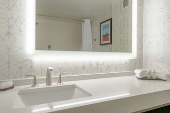 Suite, 1 King Bed with Sofa bed, Accessible, Bathtub (Mobility & Hearing)