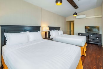 Suite, Multiple Beds, Non Smoking (2 Queen Beds & 1 Sofa Bed)