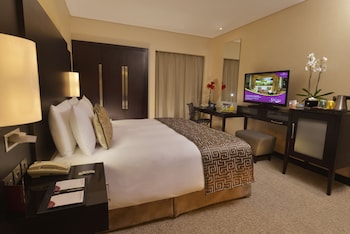Suite, 1 Bedroom, Smoking, Pool View