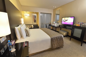 Standard Room, 1 King Bed, Accessible, Garden View (Club Lounge Access)