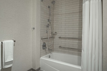 Studio, 1 Queen Bed, Accessible, Bathtub