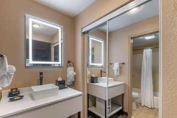 Suite, 1 King Bed, Non Smoking, Jetted Tub (with Sofabed)