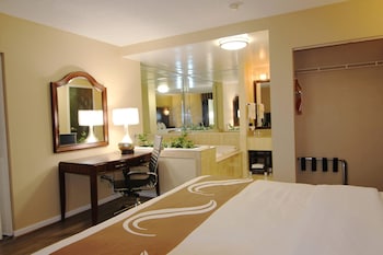 Suite, 1 King Bed with Sofa bed, Non Smoking
