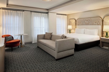 Elite Studio Suite, 1 King Bed (Mobility/Hearing Access, Roll-in Shwr)