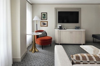 Elite Studio Suite, 1 King Bed (Mobility/Hearing Access, Roll-in Shwr)