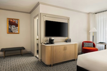 Deluxe Room, 2 Queen Beds, City View (Mobility/Hearing Access, Roll-in Shwr)