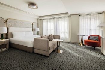 Elite Studio Suite, 1 King Bed (Mobility/Hearing Access, Roll-in Shwr)