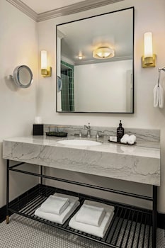 Elite Studio Suite, 1 King Bed (Mobility/Hearing Access, Roll-in Shwr)