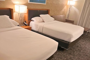 Standard Room, 2 Queen Beds, Accessible (Mobility Tub)