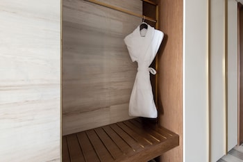 Deluxe Room, 1 King Bed, Sea View (King)