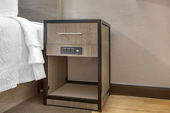 Deluxe Room, 1 Double Bed, Accessible (Roll-In Shower, Smoke Free)