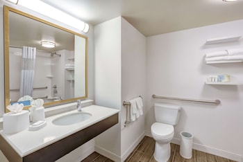 2 Queen Beds - Hearing Accessible