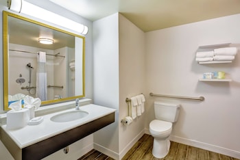 2 Queen Beds - Hearing Accessible