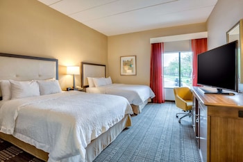 2 Queen Beds w/Accessible Roll-In Shower