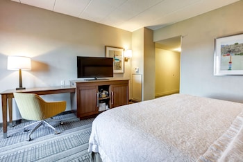 1 Queen Bed w/Accessible Bathtub