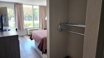 Room, 1 Queen Bed, Accessible, Non Smoking (Bathtub w/ Grab Bars)