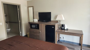 Room, 1 King Bed, Mobility Accessible, Non Smoking (Roll-in Shower)