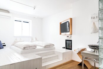 Tiny Independent Room