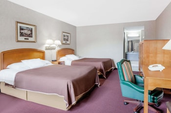 Family Room, 2 Queen Beds, Non Smoking