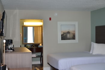 Room, 2 Queen Beds, Pool View