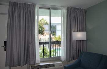 Room, 2 Queen Beds, Pool View