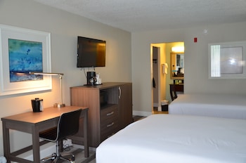 Room, 2 Queen Beds, Pool View