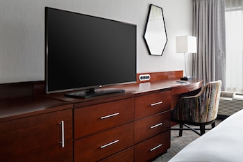 Room, 1 King Bed, Accessible (Hearing)
