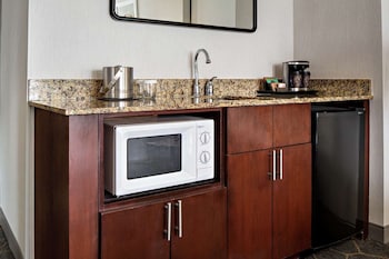 Suite, 1 King Bed, Kitchenette, Corner