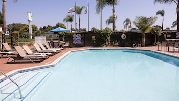Standard Room, 1 King Bed, Pool Access