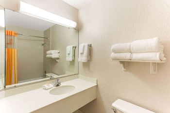 Suite, 1 King Bed, Non Smoking (Courtyard/Pool View)