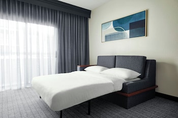 Room, 1 King Bed with Sofa bed (Mobility/Hearing Accessible, Tub)