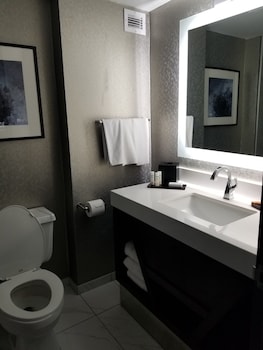 Suite, One King Bed, Accessible