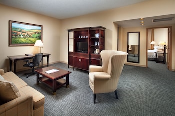 Turret Suite King Bed with Sofa Sleeper